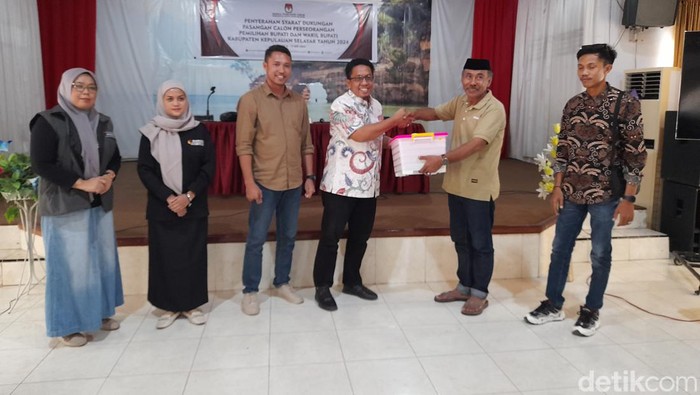 Penyerahan simbolis syarat dukungan bapaslon, Abdul Rahman Masriat-Daeng Marowa, ke KPU Selayar, Sulsel di Gedung Dekranasda Selayar.