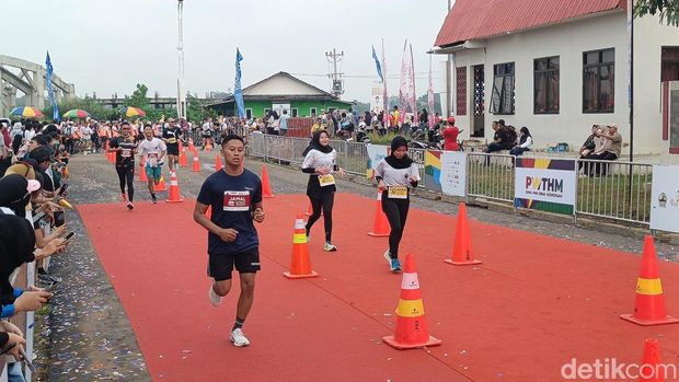 Peserta Purwokerto Half Marathon berhasil sampai finish di Menara Teratai Purwokerto, Minggu (12/5/2024).