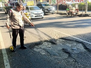 Desakan Agar Jalan Hertasning Makassar Berlubang Parah Segera Dibenahi