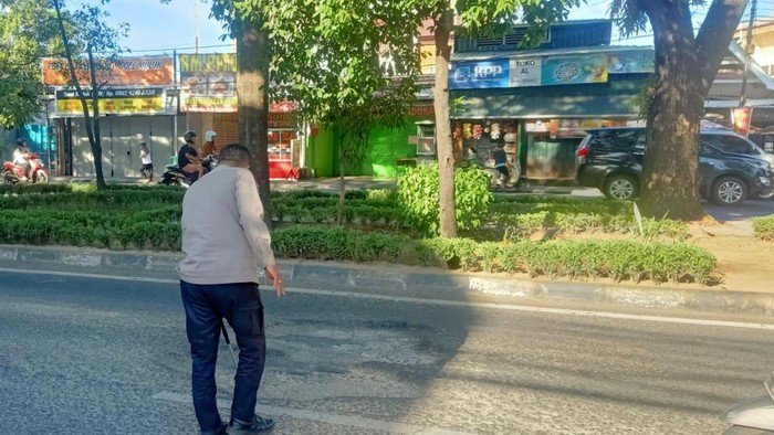 Polisi melakukan olah TKP di lokasi kecelakaan di Jalan Hertasning Makassar.