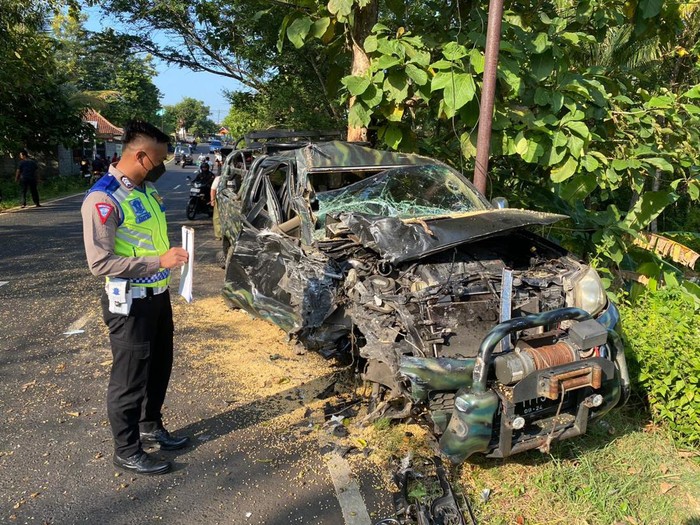 Polisi melakukan olah TKP kecelakaan dua mobil adu banteng di jalan raya Wonogiri-Pacitan, wilayah Kecamatan Ngadirojo, Kabupaten Wonogir, Minggu (12/5/2024).