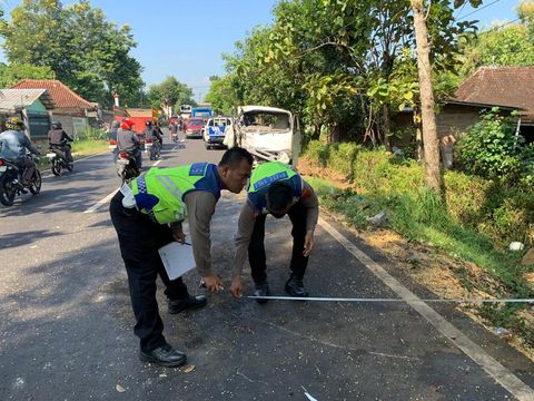 Polisi melakukan olah TKP kecelakaan dua mobil adu banteng di jalan raya Wonogiri-Pacitan, wilayah Kecamatan Ngadirojo, Kabupaten Wonogir, Minggu (12/5/2024).