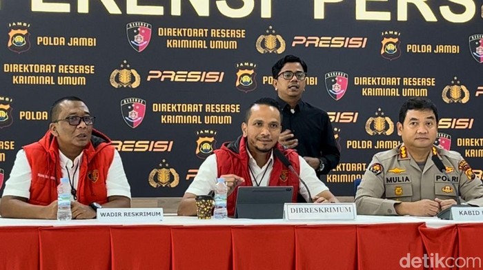 Polisi memberikan keterangan perkembangan kasus Fiki yang jadi tersangka usai membunuh begal di Tanjab Barat.