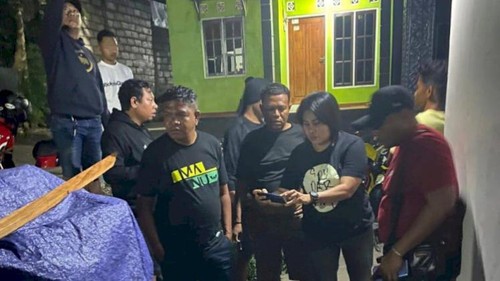 Polisi saat menggerebek barang bukti dua motor di Kota Kupang, NTT. (Dok. Polresta Kupang Kota)