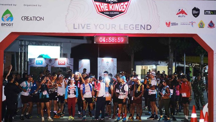 Potret Keseruan Lari Lintas Alam di Danau Toba Sebanyak 736 pelari dari 12 negara mengikuti event lari lintas alam berstandar internasional, Trail of The Kings (TOTK) 2024 Zero Edition. TOTK berlangsung di Kabupaten Samosir, Danau Toba.