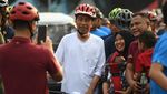 Semringah Jokowi Asyik Bersepeda di CFD