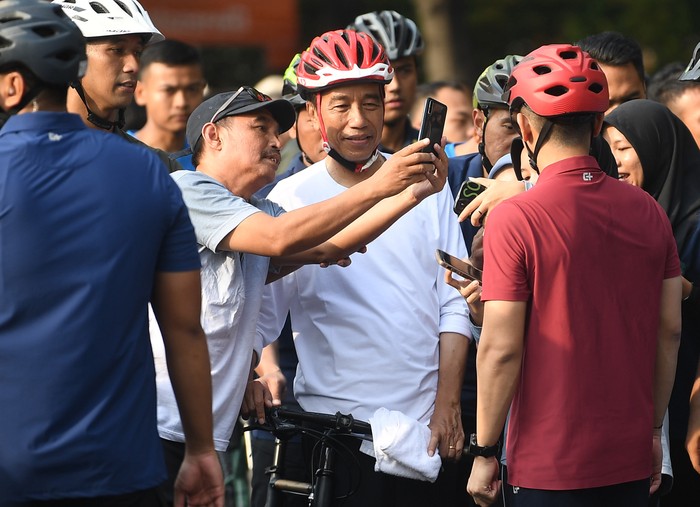 Presiden Jokowi Peduli Warga, Ngonthel di CFD Sambil Ajak Selfie Bersama