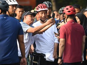 Jokowi Sepedaan di CFD Lagi Tadi Pagi, Warga Berebut Ajak Selfie
