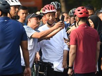 Semringah Jokowi Asyik Bersepeda di CFD