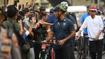 Semringah Jokowi Asyik Bersepeda di CFD