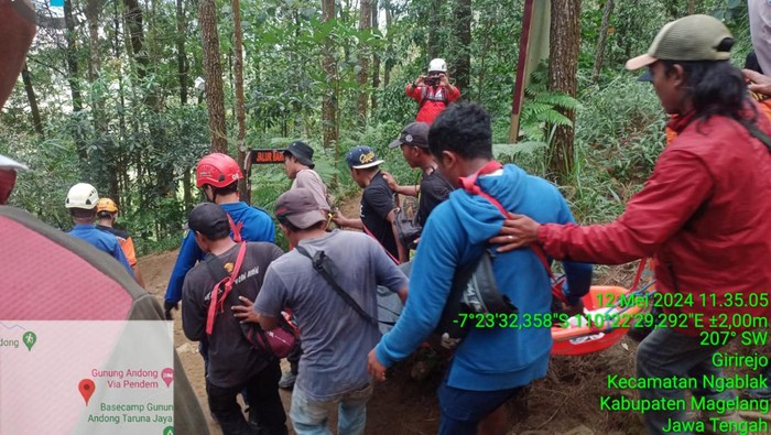 Proses evakuasi pendaki yang jatuh di Gunung Andong, Minggu (12/5/2024).