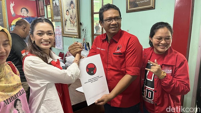 Putri Aria Bima, Sukma Putri Maharani alias Riri, mendaftar sebagai bakal calon Wakil Wali Kota Solo melalui PDIP Solo, Minggu (12/5/2024).