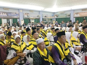 446 Calon Jamaah Haji Embarkasi Batam Berangkat Ke Madinah Hari ini