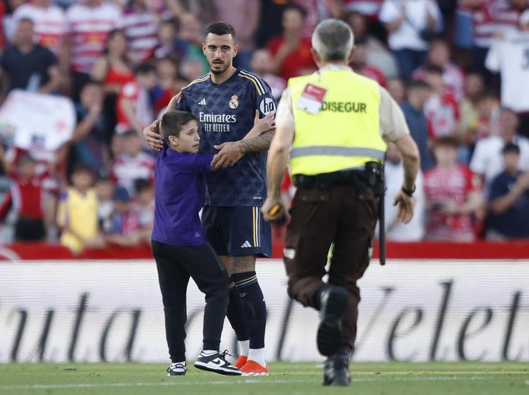 Real Madrid Dijamu Granada: Guard of Honour hingga Penyusup Lapangan