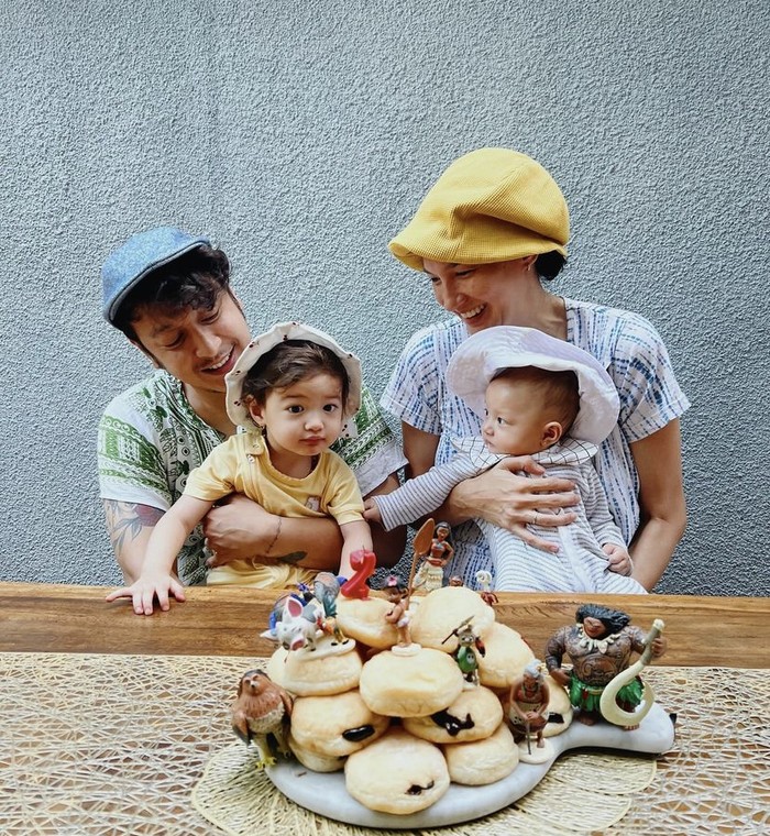Romantisnya Dimas Anggara dan Nadine Chandrawinata Saat Makan Bersama Romantisnya Dimas Anggara dan Nadine Chandrawinata Saat Makan Bersama