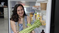 Menjadi ibu rumah tangga, Nadine tak gengsi untuk turun langsung ke dapur memasak dan menyiapkan makanan. Foto: Instagram @nadineiist/@dimsanggara