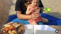 Kalau ini momen Dimas Anggara menjadi ayah untuk buah hati mereka, sekaligus menemani sang anak makan dan bermain di tepi pantai. Foto: Instagram @nadineiist/@dimsanggara