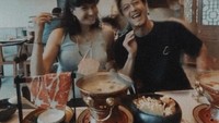 Kalau ini momen romantis Nadine dan Dimas saat makan hot pot bersama sebagai menu makan siang mereka. Foto: Instagram @nadineiist/@dimsanggara