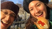 Saat liburan, Nadine dan Dimas selalu semangat coba berbagai makanan enak di negara yang mereka kunjungi.  Foto: Instagram @nadineiist/@dimsanggara