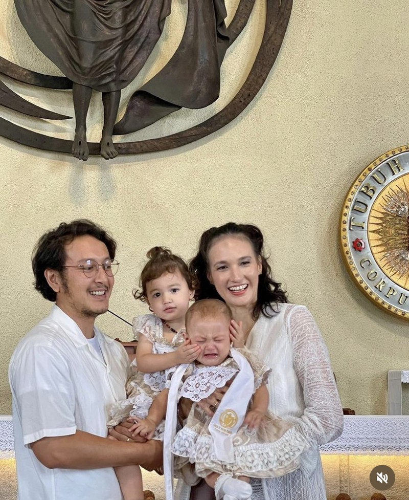 Romantisnya Dimas Anggara dan Nadine Chandrawinata Saat Makan Bersama
