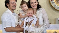 Dimas Anggara dan Nadine Chandrawinata baru saja menjalani proses baptis anak kedua mereka yaitu Nadi Djala Anggara. Prosesi ini dibagikan Nadine di akun instagramnya. Foto: Instagram @nadineiist/@dimsanggara