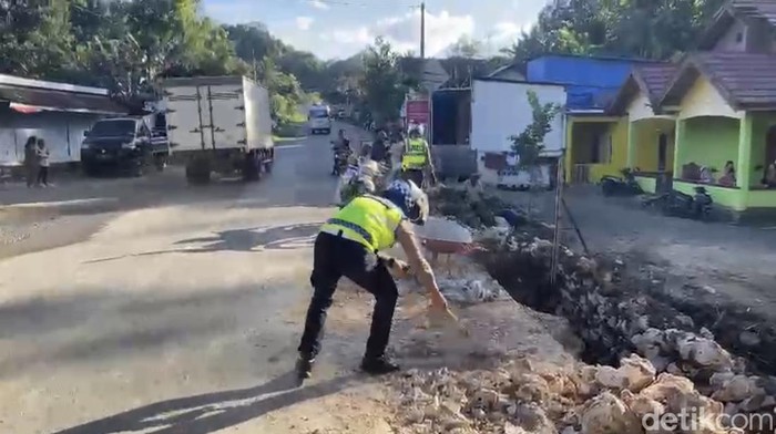 Satgas Kappang membersihkan material di Jalur Kappang.
