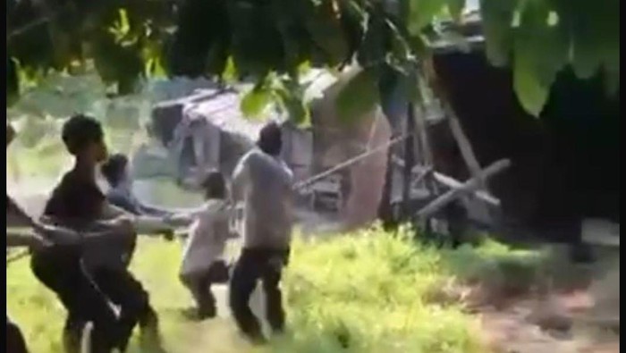 Satu unit bangunan milik warga di Dusun I Desa Kwala Langkat, Kecamatan Tanjung Pura, Kabupaten Langkat dirobohkan sejumlah orang. (dok. Istimewa)