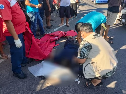 Seorang pengendara motor bernama tewas mengenaskan di Jalan WR Supratman, tepatnya di sebelah barat jembatan Penarukan, Kelurahan Penarukan, Buleleng, Bali. (Foto: Istimewa)