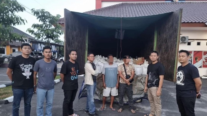 Sopir dan kernet yang bawa truk muatan pasir timah ilegal diamankan polisi.
