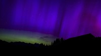 Dari Swiss, pemandangan aurora ini terlihat dari celah pegunungan Le Col des Mosses dengan dominasi warna biru. Jean-Christophe Bott/Keystone via AP