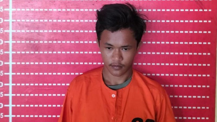 Tampang Dimas, pelaku pencurian meteran dan kabel milik PLN saat diamankan di kantor polisi. (Dok. Polsek Firdaus)