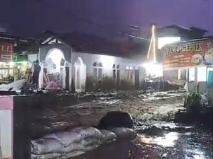 Banjir Terjang Kawasan Gunung Marapi, Jalan Padang-Bukittinggi Terputus