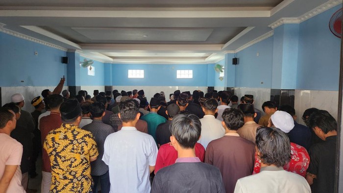 Tiga jenazah siswa korban kecelakaan bus di Subang disalatkan (Adrial/detikcom)