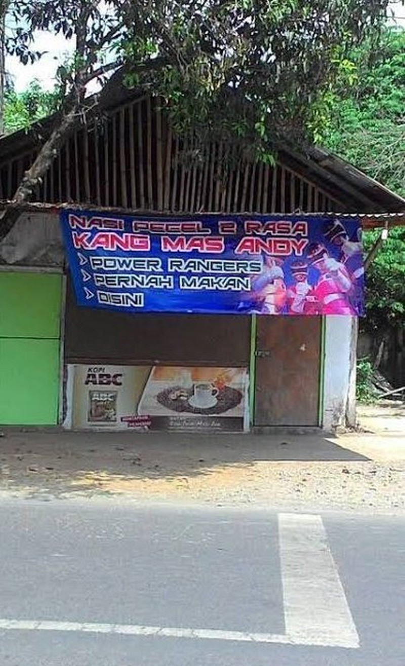 Kadang, tulisan spanduk pinggir jalan suka bikin ngakak. Selain berdagang, pada pedagang ini juga dapat pahala karena bikin ketawa.