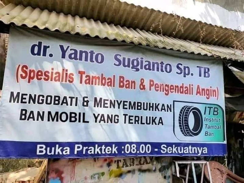 Kadang, tulisan spanduk pinggir jalan suka bikin ngakak. Selain berdagang, pada pedagang ini juga dapat pahala karena bikin ketawa.
