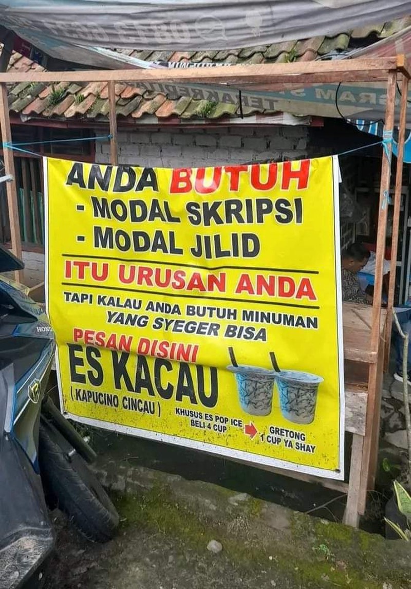 Kadang, tulisan spanduk pinggir jalan suka bikin ngakak. Selain berdagang, pada pedagang ini juga dapat pahala karena bikin ketawa.