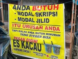 Tulisan Kocak di Tempat Jualan, Semangat Kerjanya!