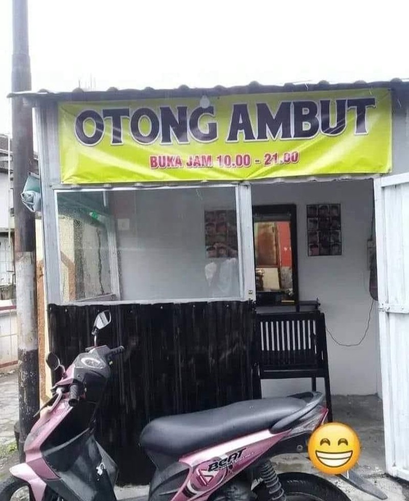 Kadang, tulisan spanduk pinggir jalan suka bikin ngakak. Selain berdagang, pada pedagang ini juga dapat pahala karena bikin ketawa.