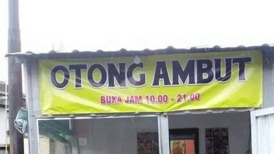 Tulisan Kocak di Tempat Jualan, Semangat Kerjanya!