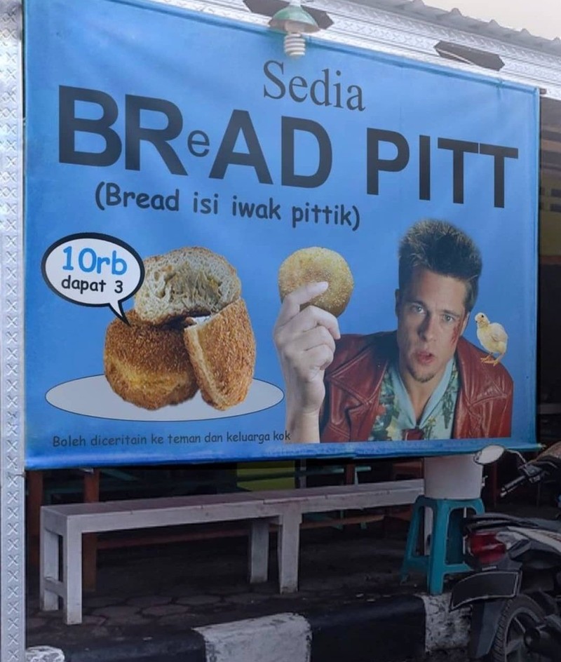 Kadang, tulisan spanduk pinggir jalan suka bikin ngakak. Selain berdagang, pada pedagang ini juga dapat pahala karena bikin ketawa.