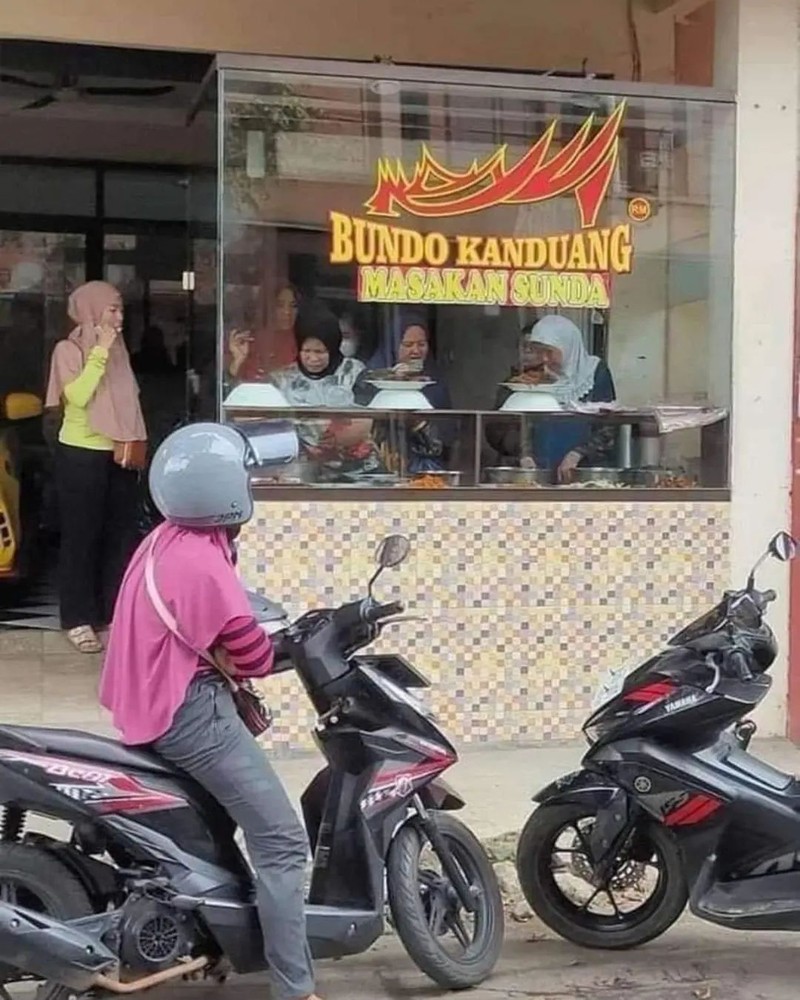 Kadang, tulisan spanduk pinggir jalan suka bikin ngakak. Selain berdagang, pada pedagang ini juga dapat pahala karena bikin ketawa.