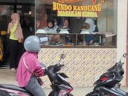 Tulisan Kocak di Tempat Jualan, Semangat Kerjanya!