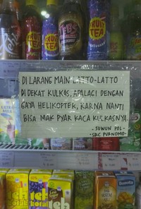 Kadang, tulisan spanduk pinggir jalan suka bikin ngakak. Selain berdagang, pada pedagang ini juga dapat pahala karena bikin ketawa.