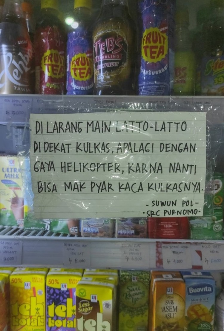 Kadang, tulisan spanduk pinggir jalan suka bikin ngakak. Selain berdagang, pada pedagang ini juga dapat pahala karena bikin ketawa.