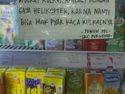 Tulisan Kocak di Tempat Jualan, Semangat Kerjanya!