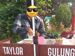 Tulisan Kocak di Tempat Jualan, Semangat Kerjanya!