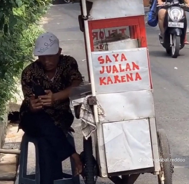 Kadang, tulisan spanduk pinggir jalan suka bikin ngakak. Selain berdagang, pada pedagang ini juga dapat pahala karena bikin ketawa.