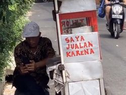 Tulisan Kocak di Tempat Jualan, Semangat Kerjanya!