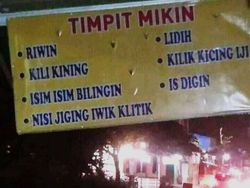 Tulisan Kocak di Tempat Jualan, Semangat Kerjanya!