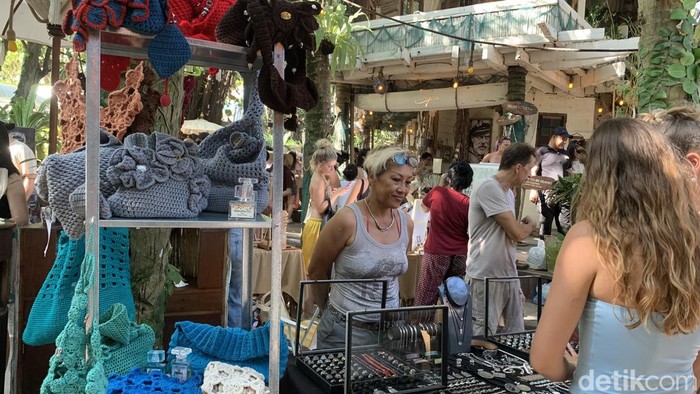 Turis asing ramai di La Brisa, pasar minggu di Canggu.